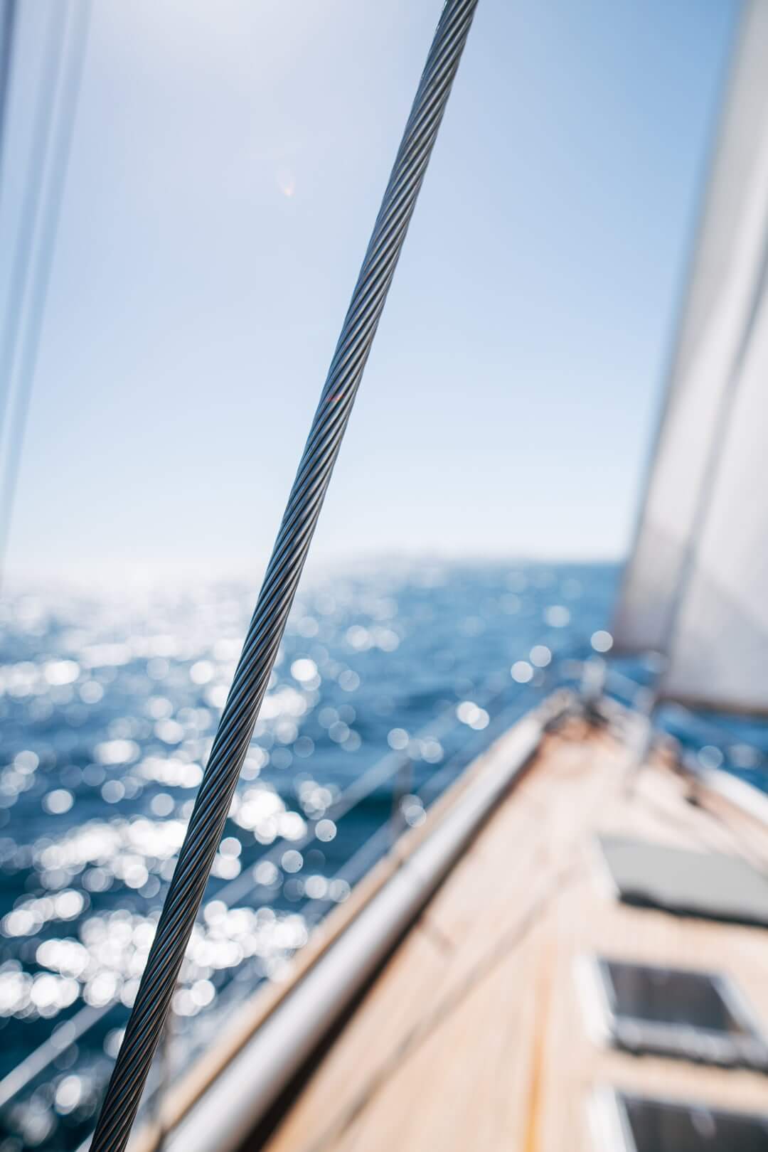 Bateau navigant autour de l’île de Porquerolles