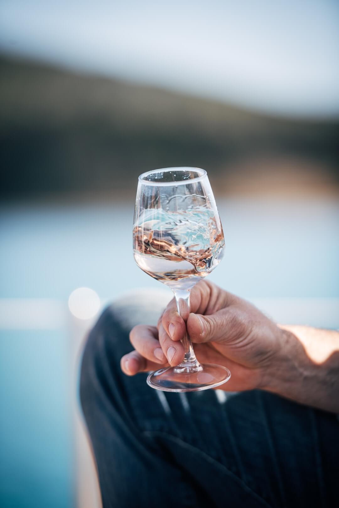 Verre de vin rosé, appellation Côtes de Provence